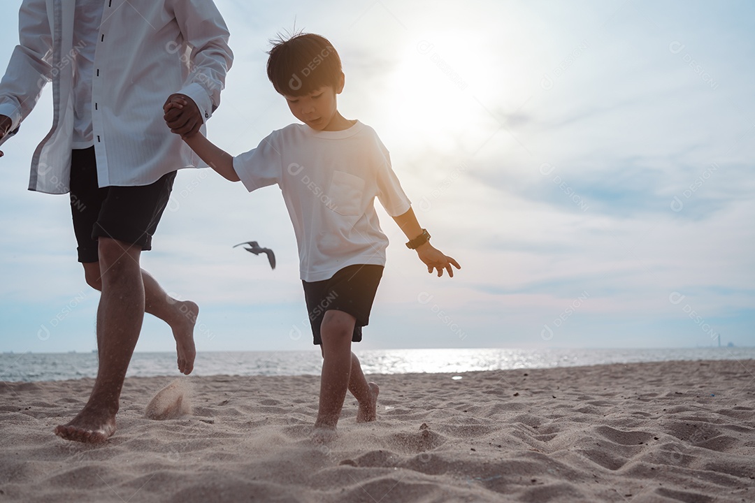 Linda família passeando pela praia