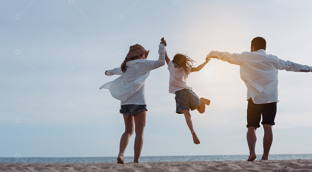 Linda família passeando pela praia