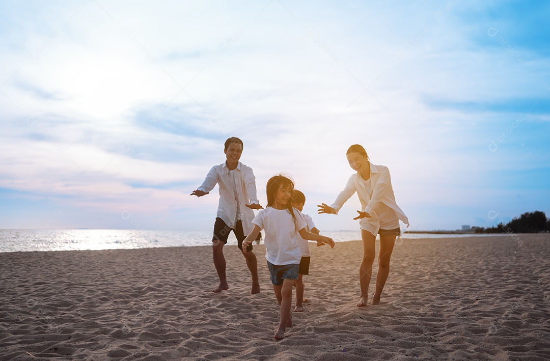 Linda família passeando pela praia