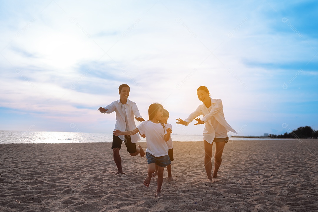 Linda família passeando pela praia