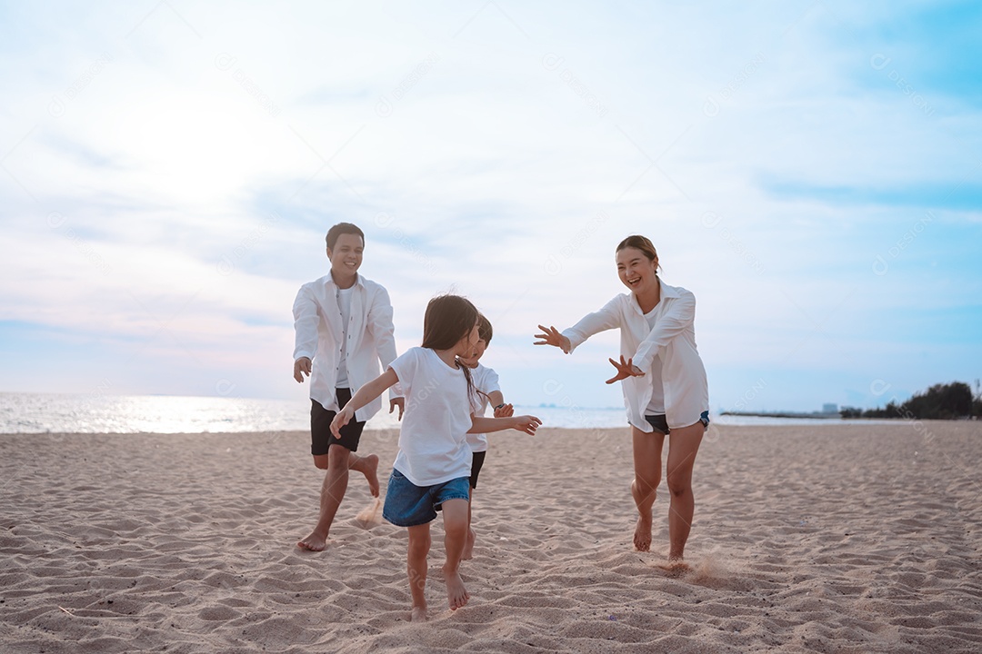 Linda família passeando pela praia