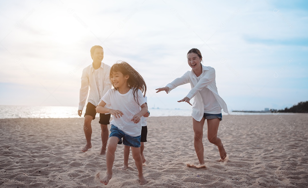 Linda família passeando pela praia