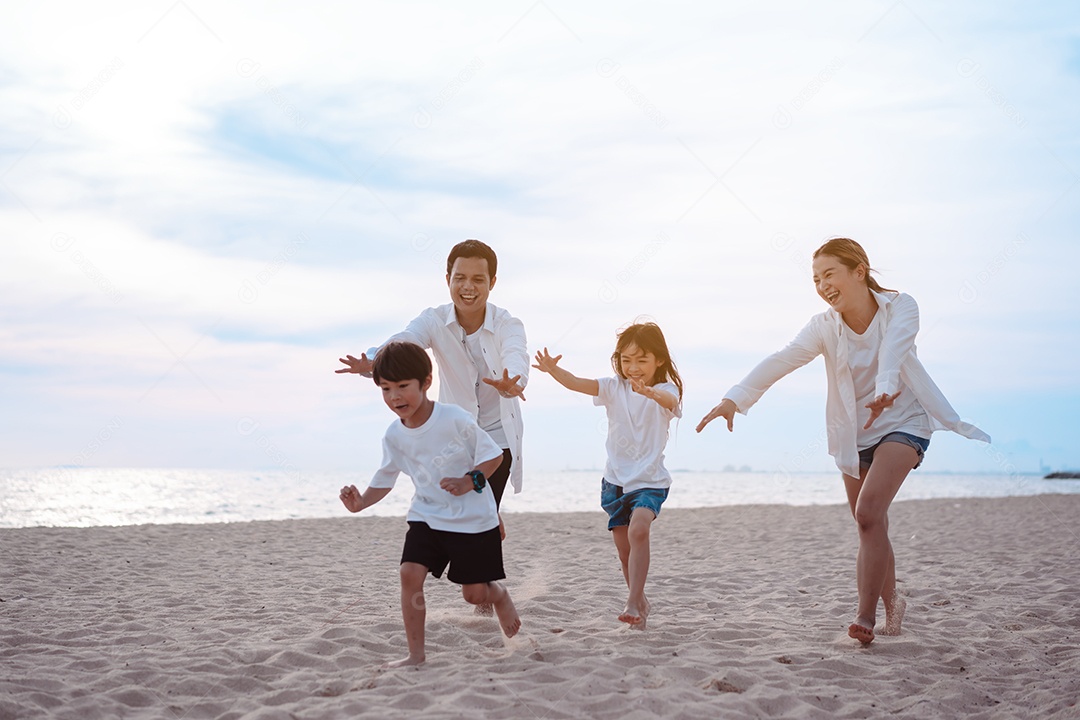 Linda família passeando pela praia