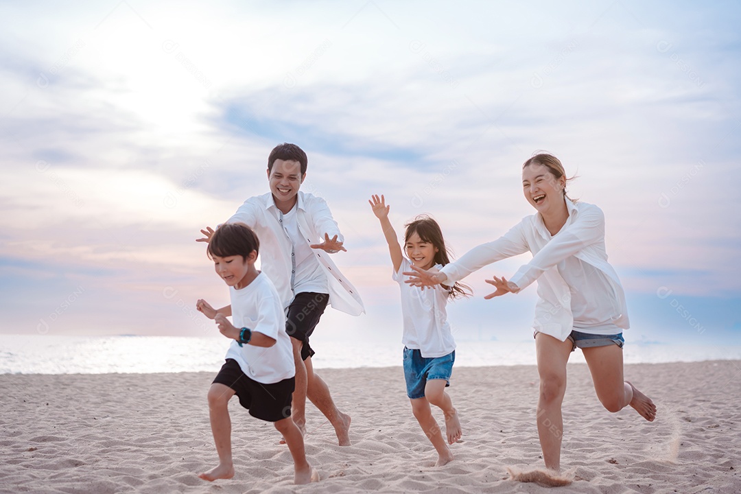 Linda família passeando pela praia