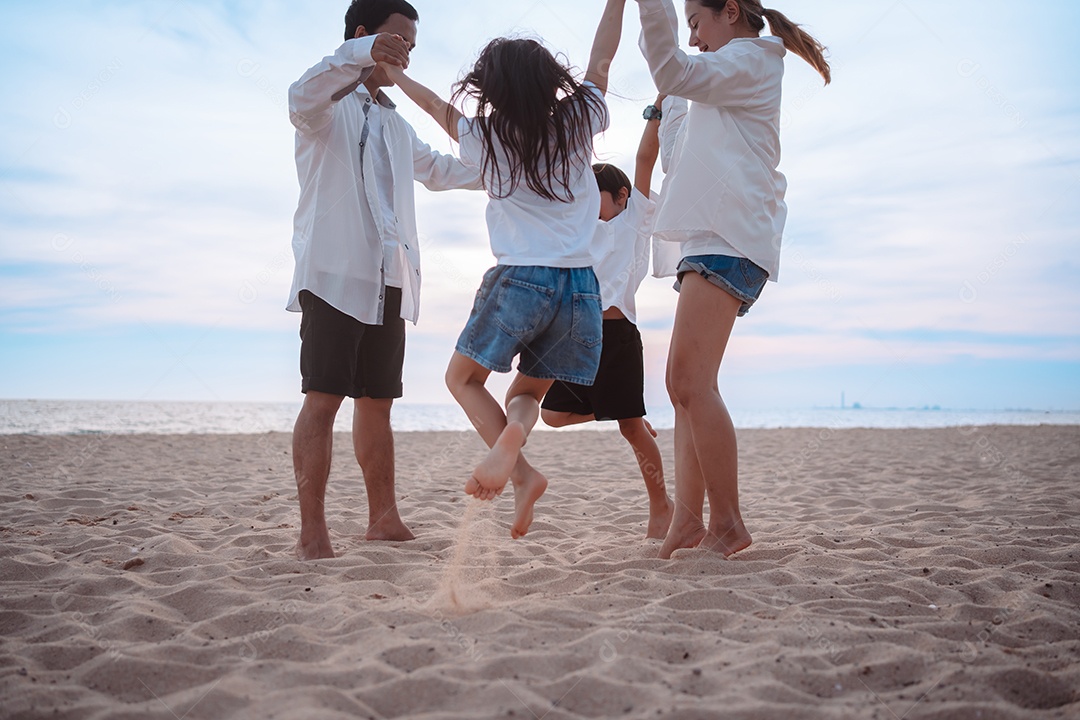 Linda família passeando pela praia