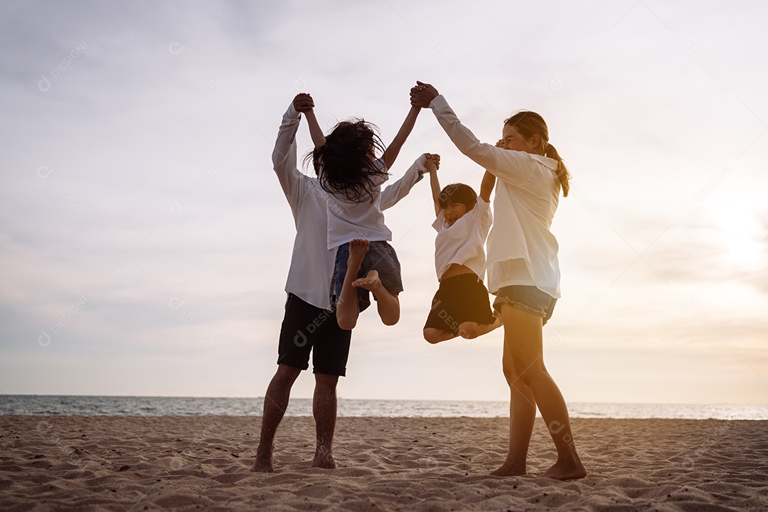 Linda família passeando pela praia