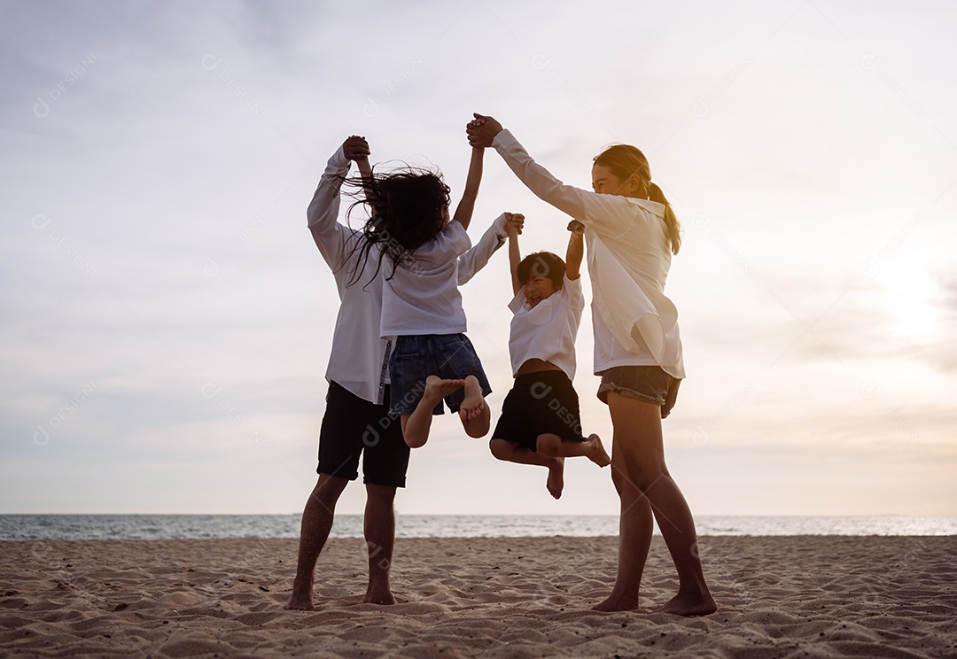 Linda família passeando pela praia