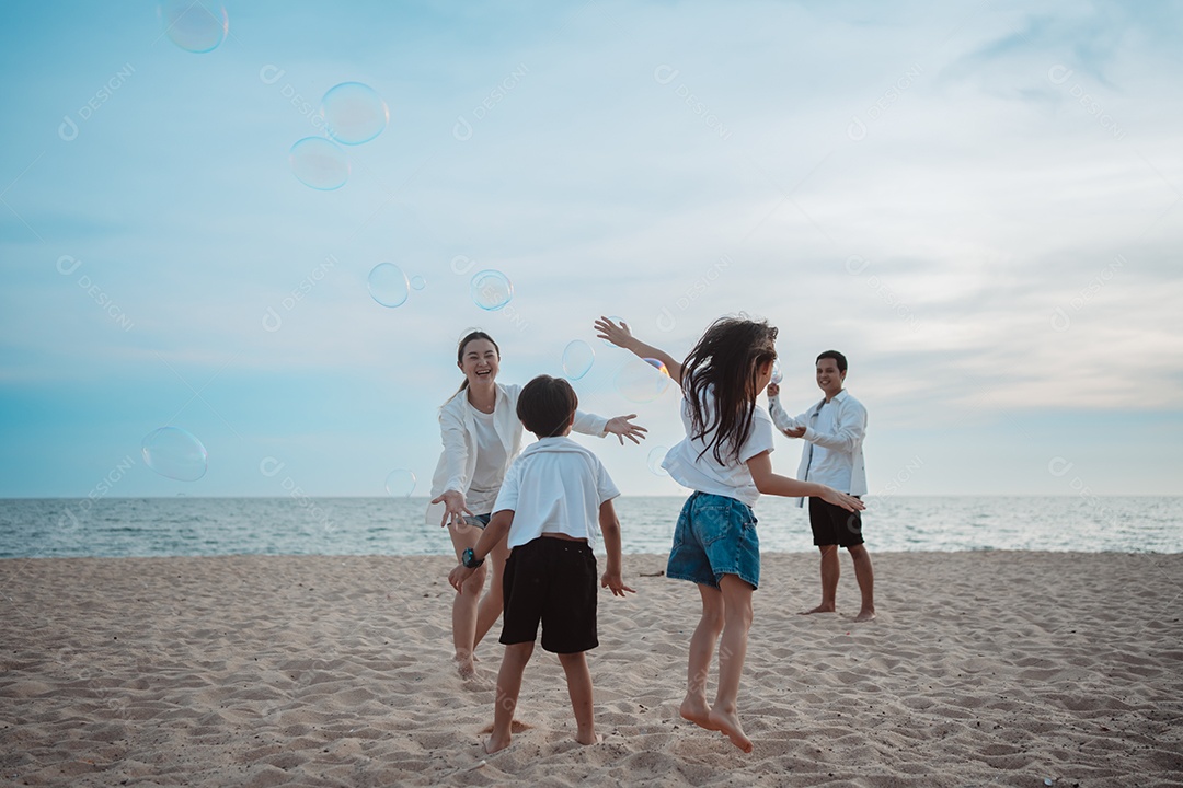 Linda família passeando pela praia