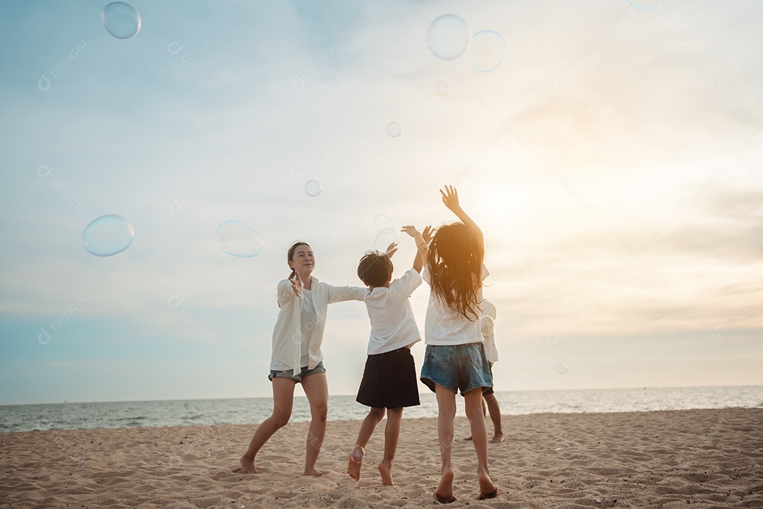Linda família passeando pela praia