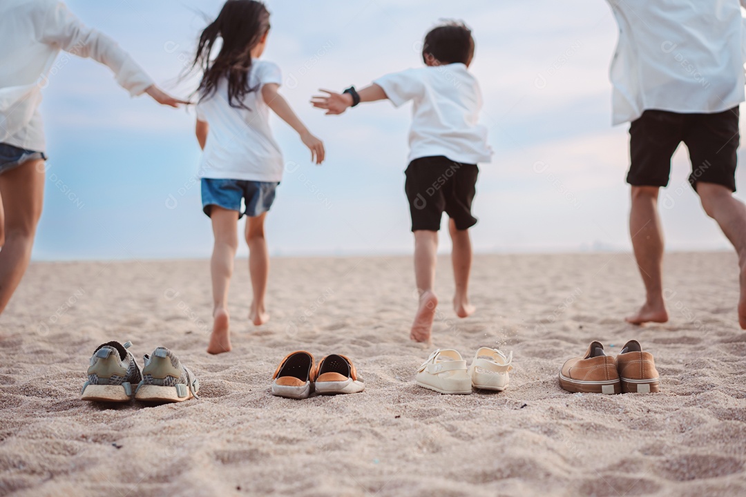 Linda família passeando pela praia