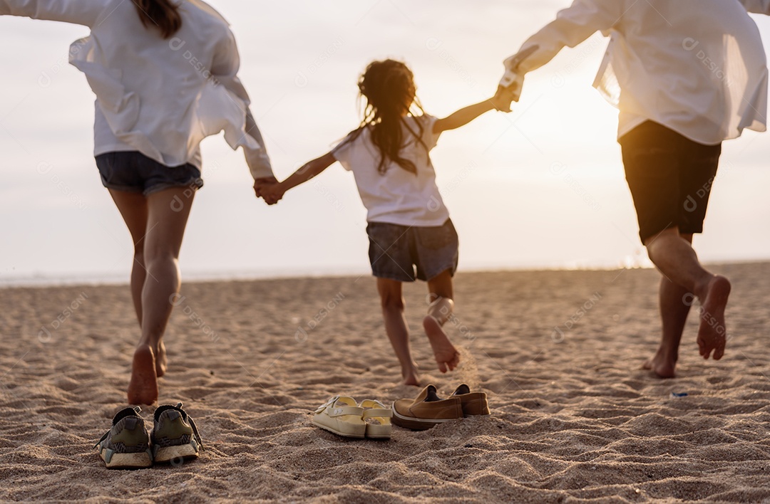 Linda família passeando pela praia