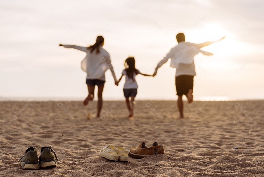 Linda família passeando pela praia