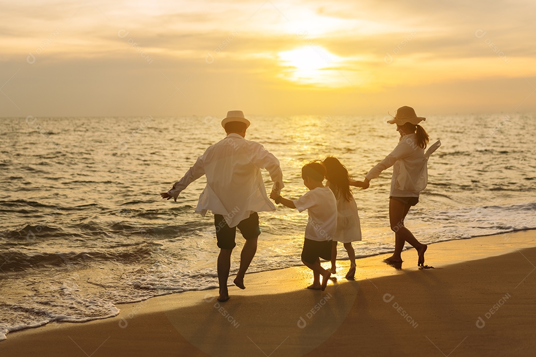 Linda família passeando pela praia