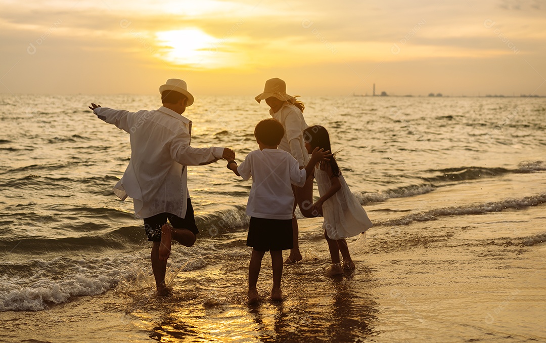 Linda família passeando pela praia