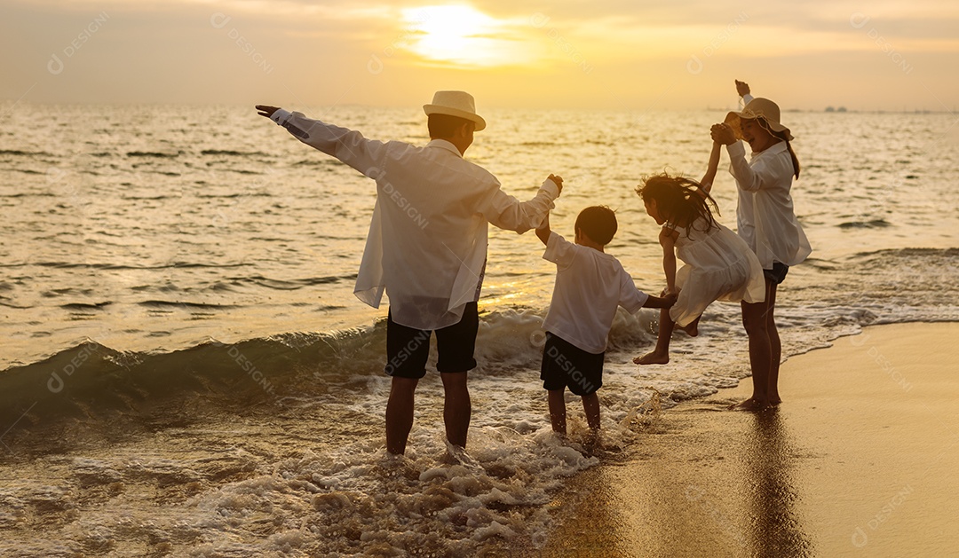 Linda família passeando pela praia