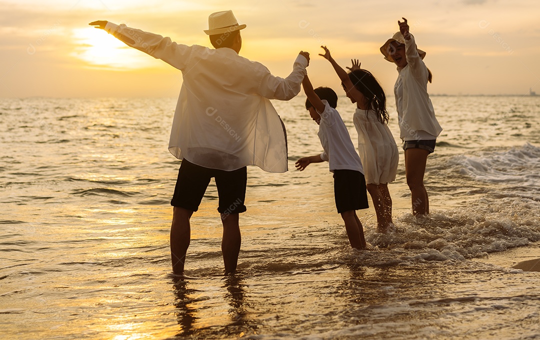 Linda família passeando pela praia