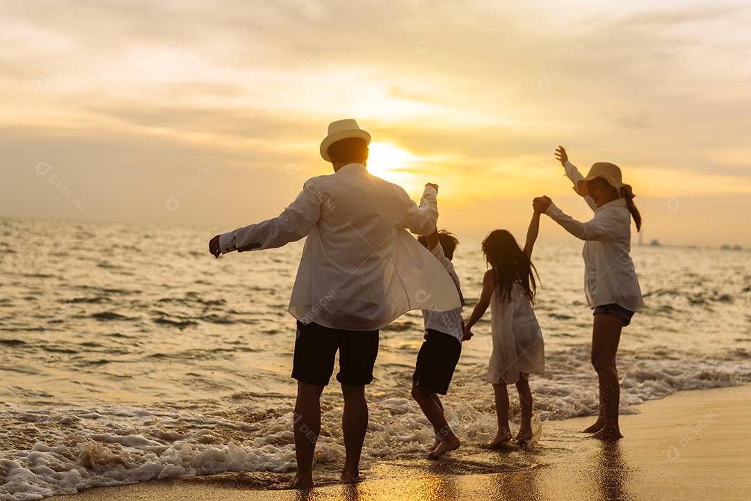 Linda família passeando pela praia