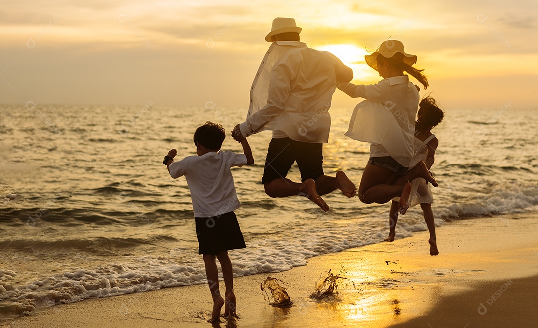 Linda família passeando pela praia