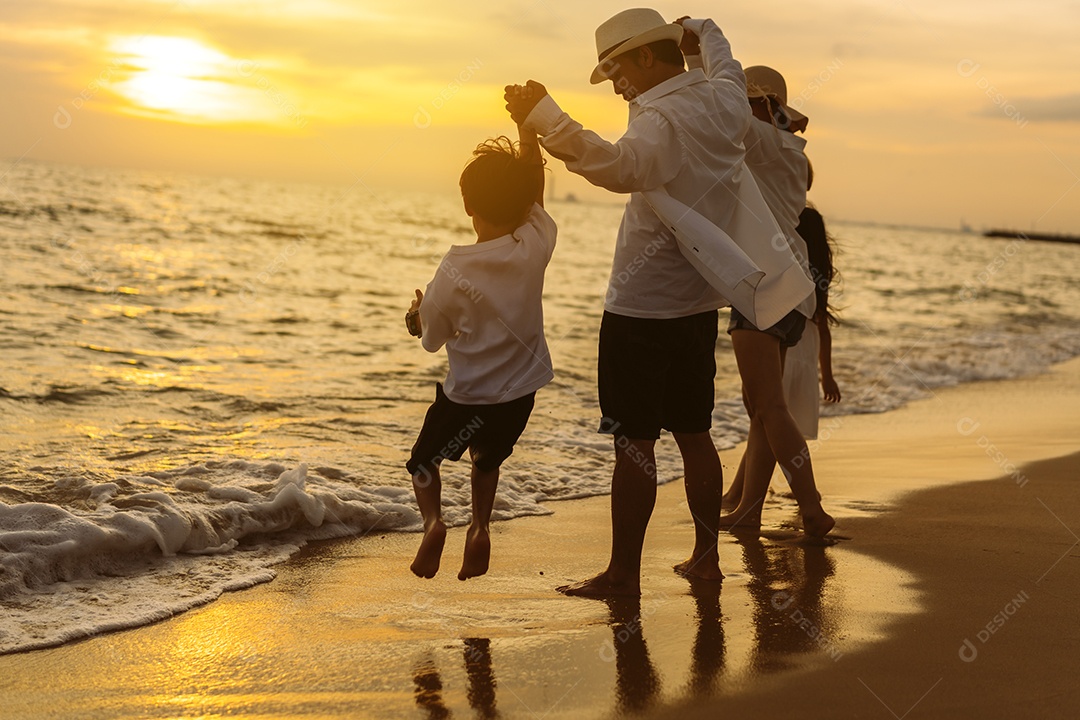 Linda família passeando pela praia