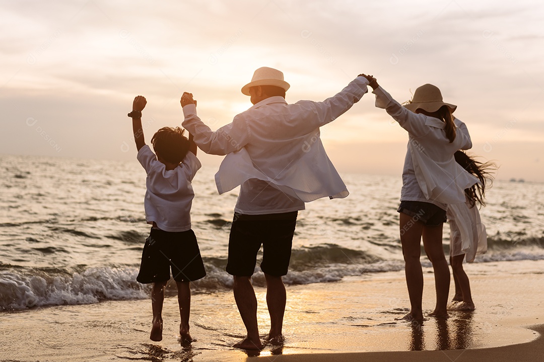 Linda família passeando pela praia