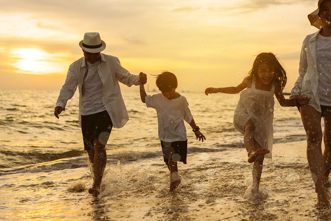 Linda família passeando pela praia