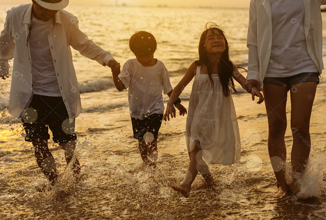 Linda família passeando pela praia