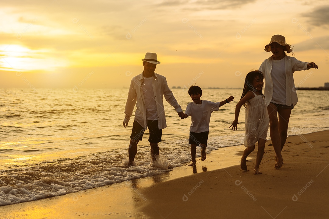 Linda família passeando pela praia