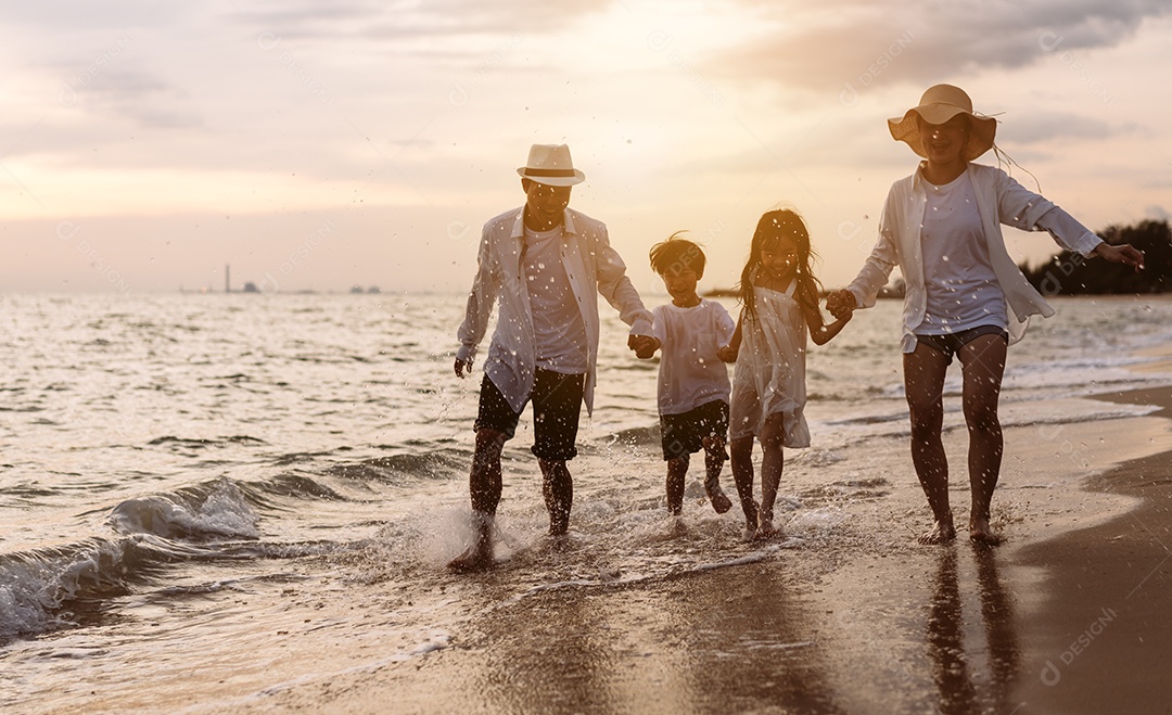 Linda família passeando pela praia