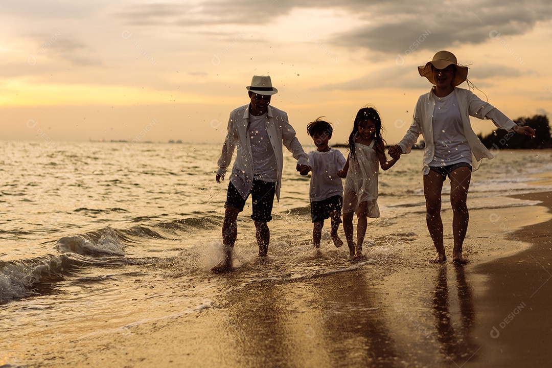 Linda família passeando pela praia