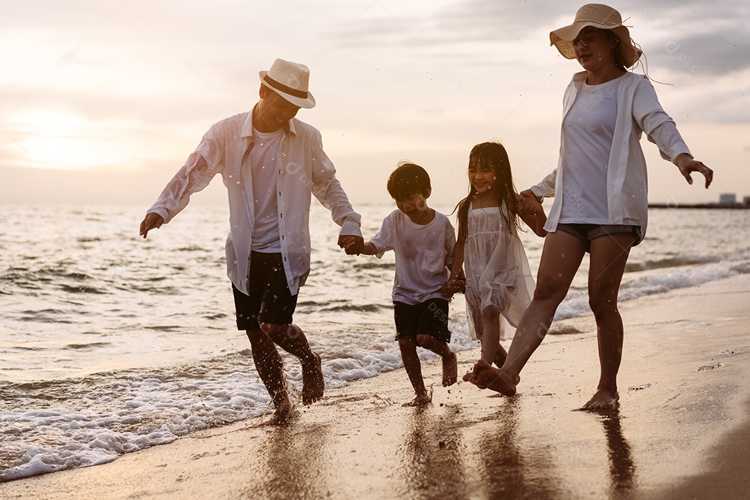 Linda família passeando pela praia