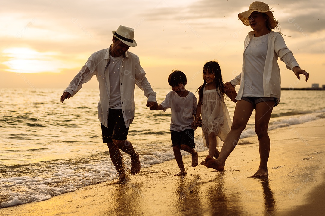 Linda família passeando pela praia