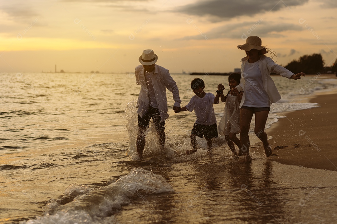 Linda família passeando pela praia