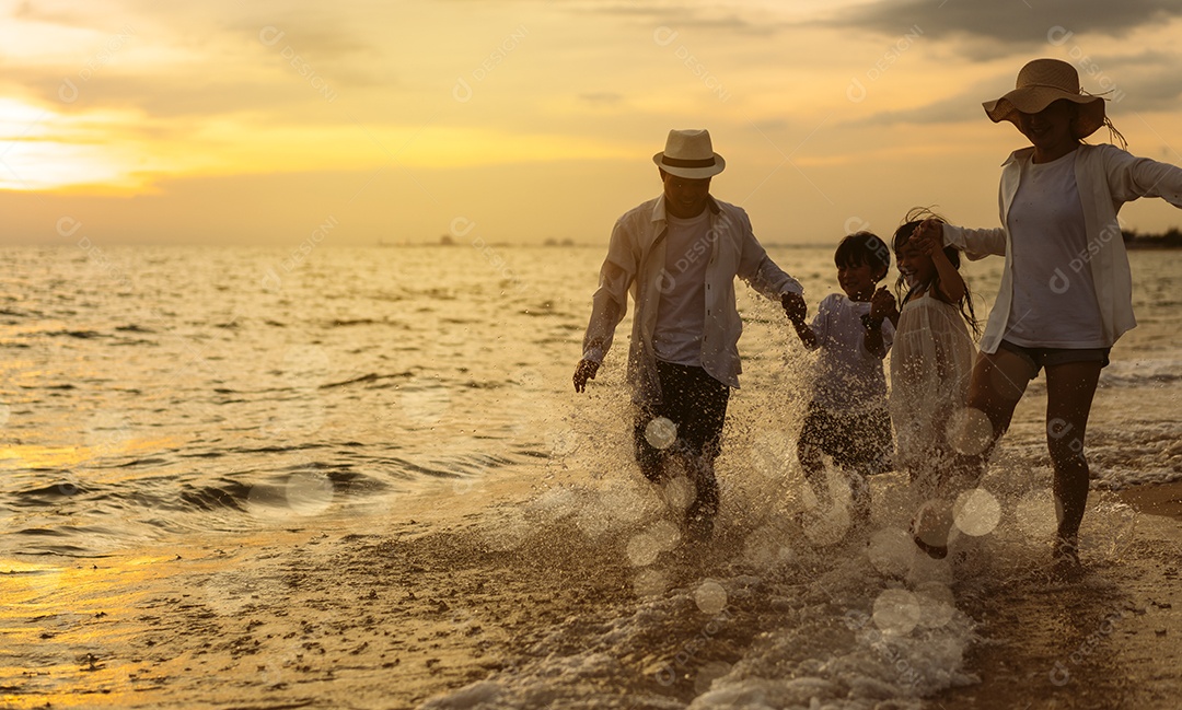 Linda família passeando pela praia