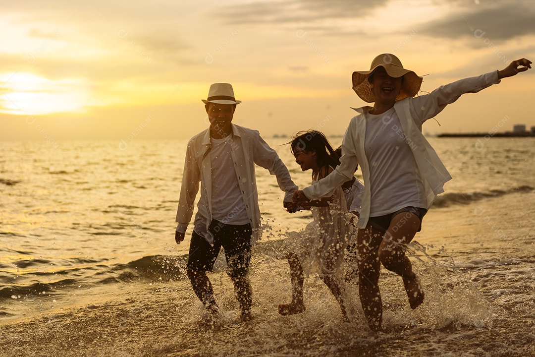 Linda família passeando pela praia