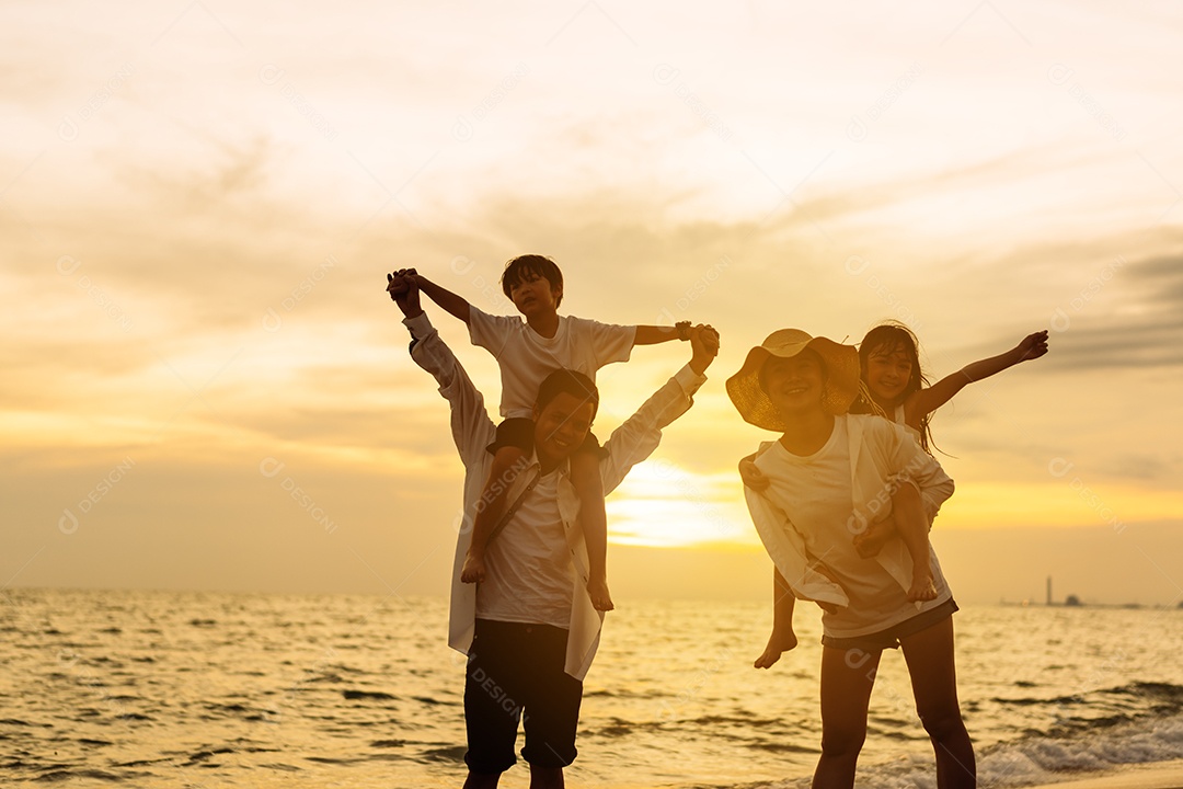Linda família passeando pela praia
