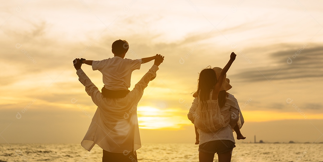 Linda família passeando pela praia