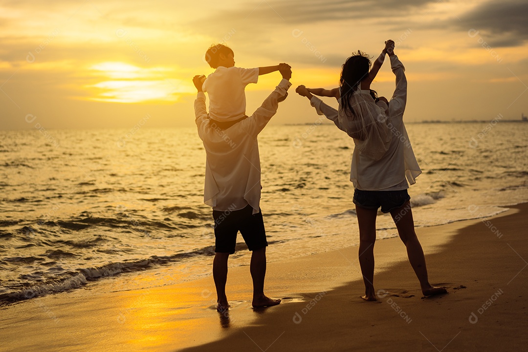 Linda família passeando pela praia