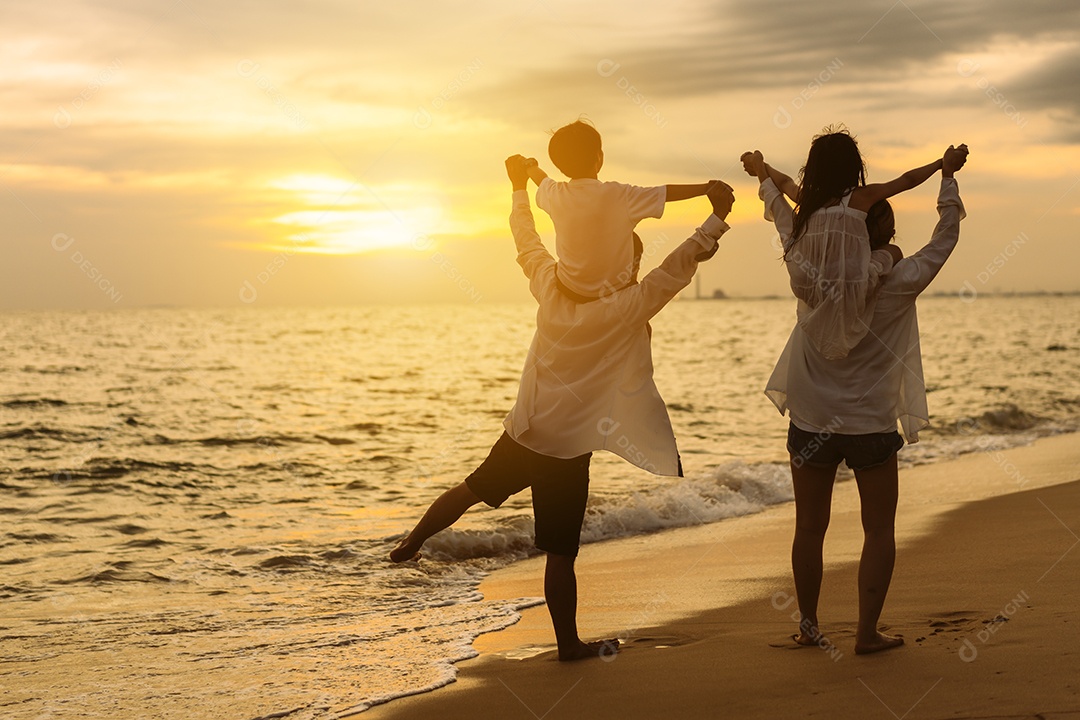 Linda família passeando pela praia
