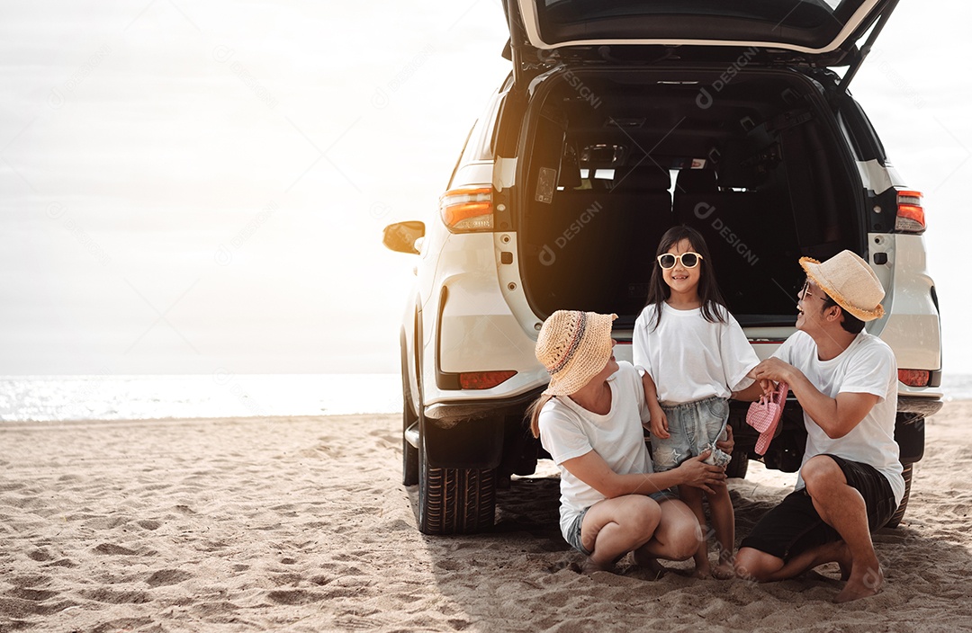 Linda família feliz passeando pela praia