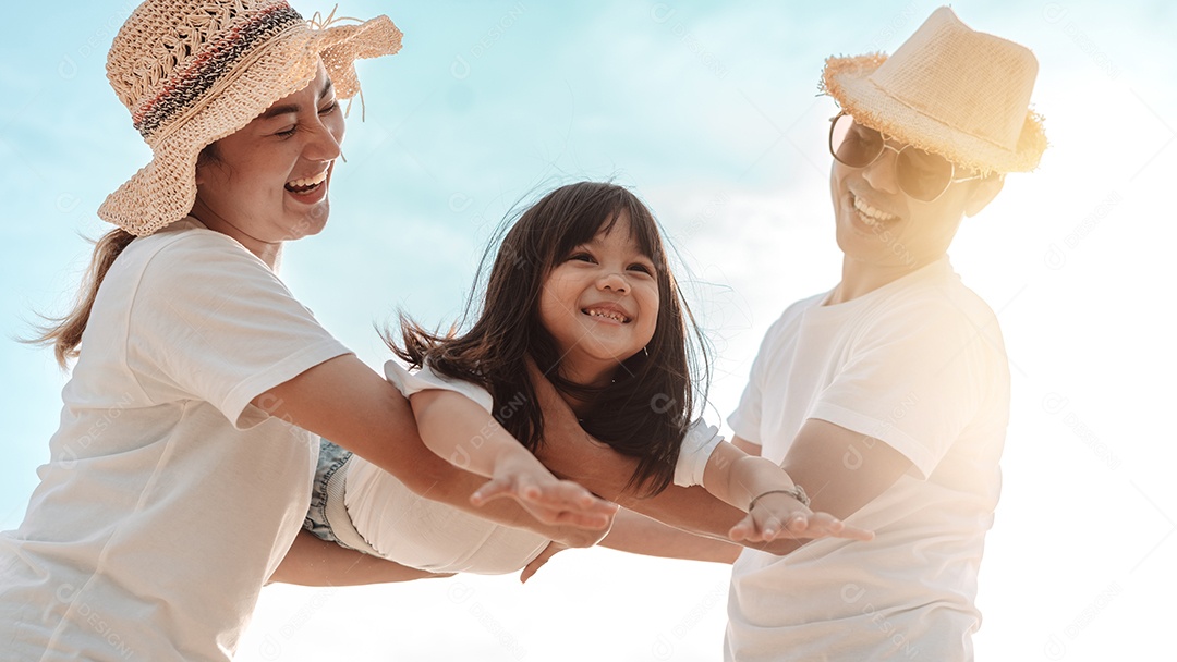 Linda família feliz brincando pela praia