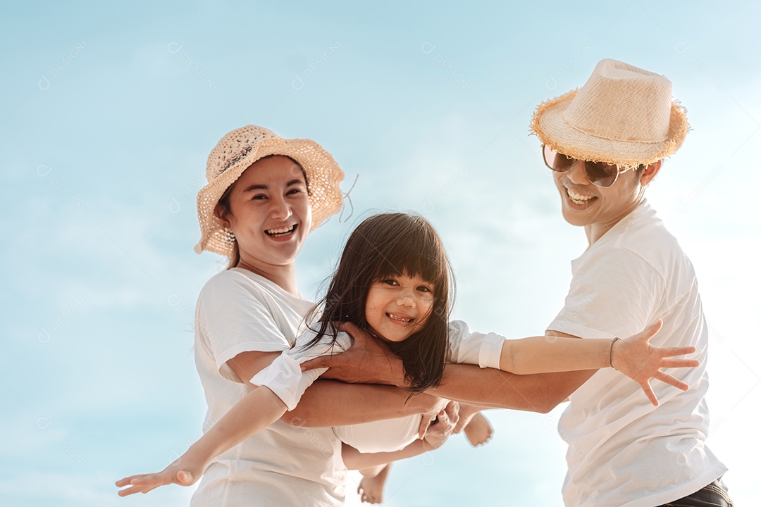Linda família feliz brincando pela praia