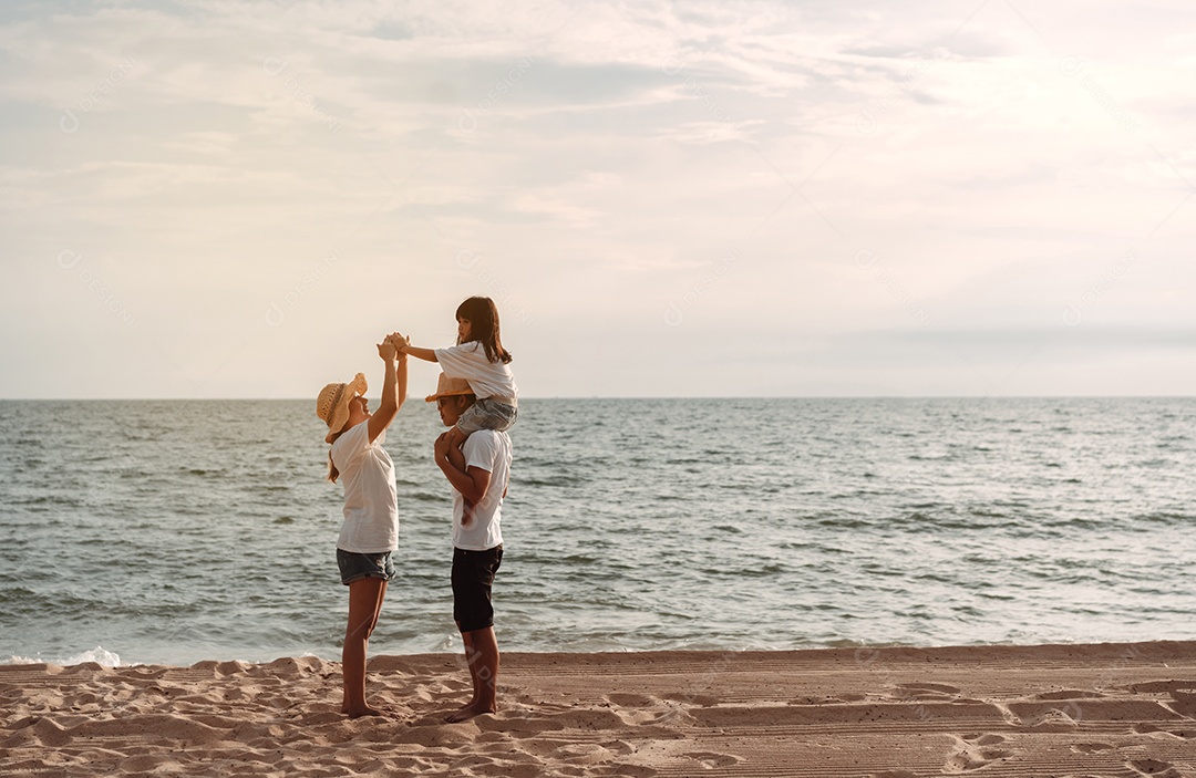 Linda família feliz passeando pela praia