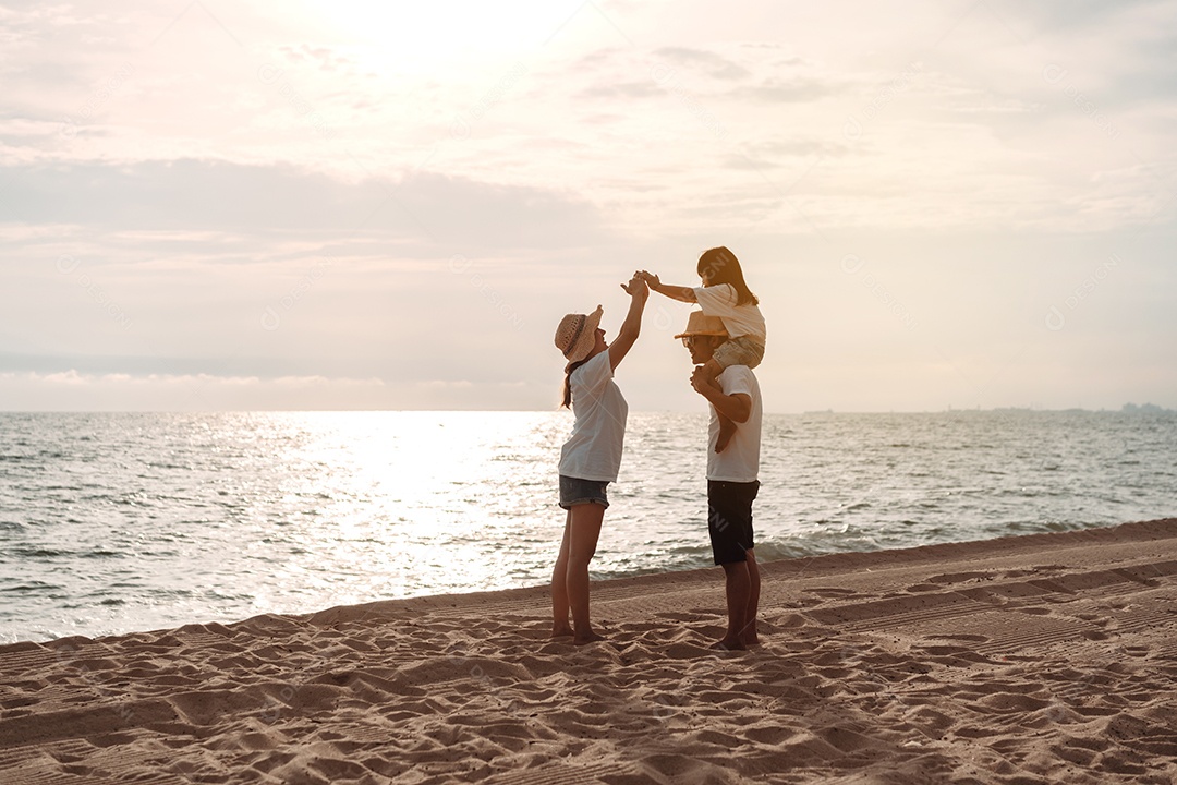 Linda família feliz passeando pela praia