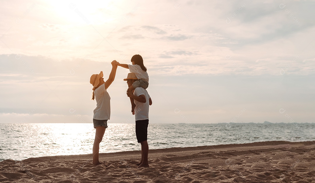 Linda família feliz passeando pela praia