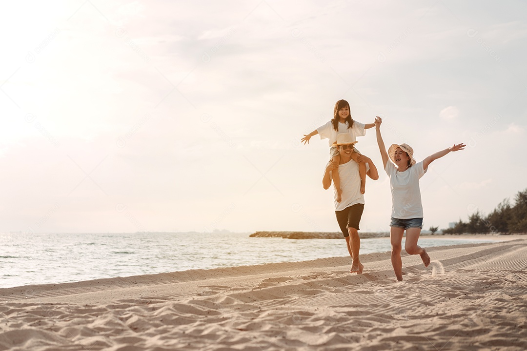 Linda família feliz passeando pela praia