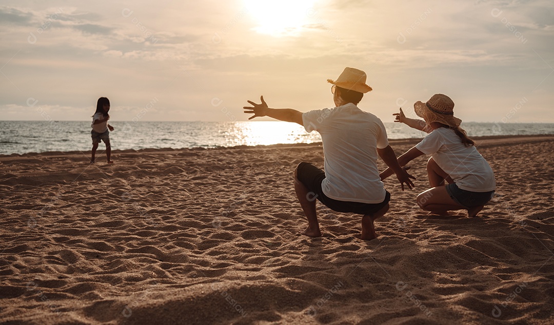 Linda família feliz passeando pela praia