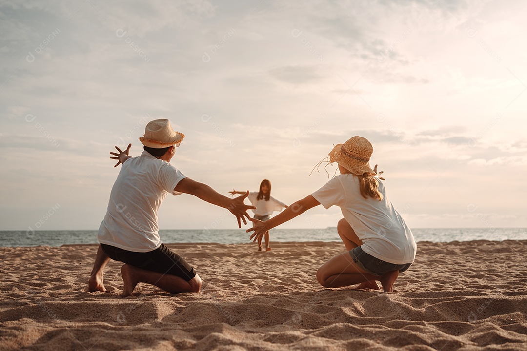 Linda família feliz passeando pela praia