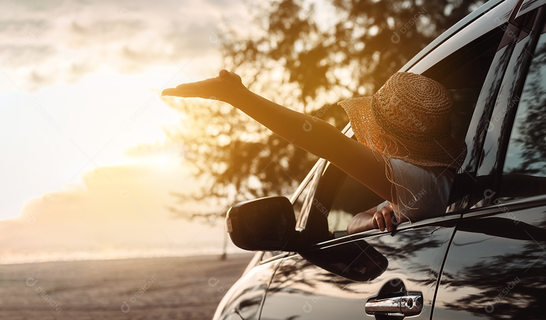 Viagem de carro hatchback dirigindo viagem de férias de verão de mulher no carro ao pôr do sol