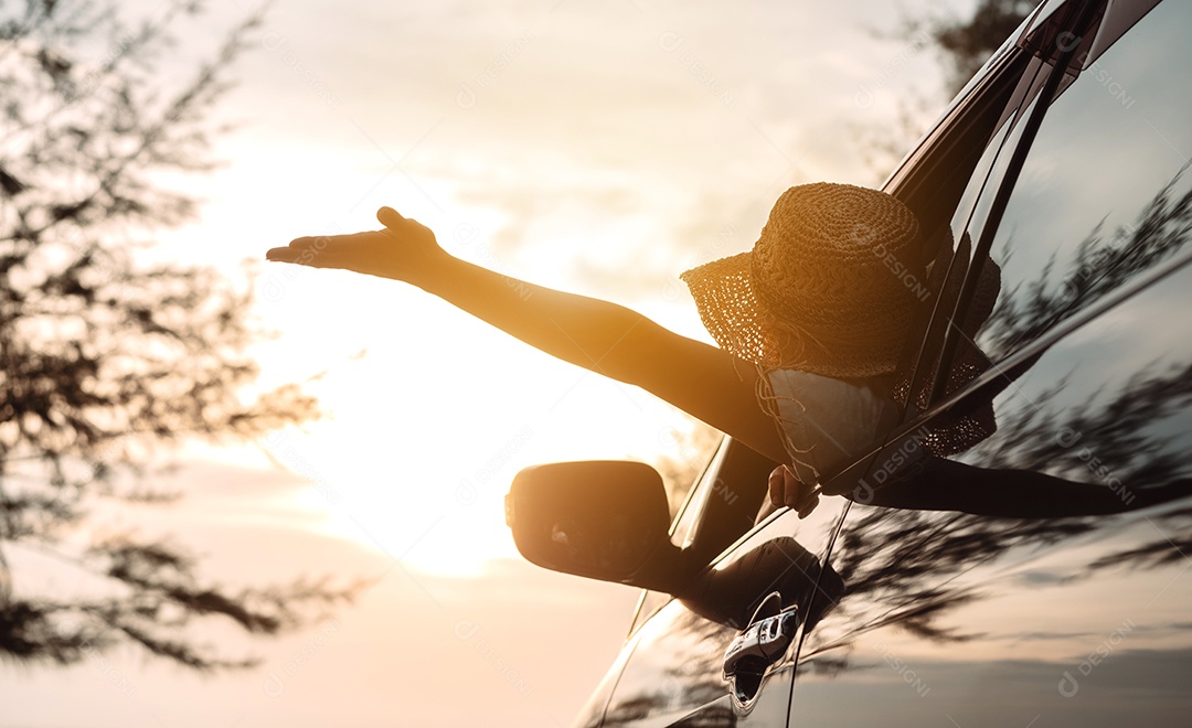 Viagem de carro hatchback dirigindo viagem de férias de verão de mulher no carro ao pôr do sol