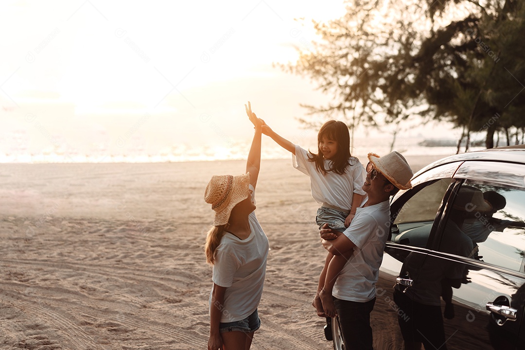 Família com viagem de carro dirigindo viagem de carro férias de verão no carro ao pôr do sol